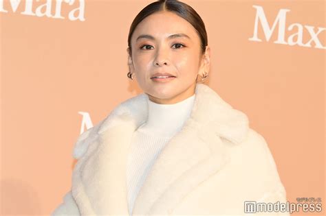 画像946 滝沢眞規子、“ロンドンの長女宅で撮影”家族5人集合ショット公開「オシャレな家族」「圧倒的オーラ」と反響 モデルプレス