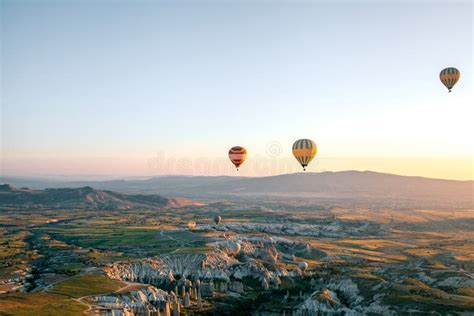 Vuelo Del Globo La Atracción Turística Famosa De Cappadocia Es Una