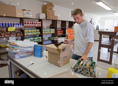 Food Bank Volunteer Hi Res Stock Photography And Images Alamy