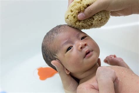 Pilihan Minyak Rambut Bayi Yang Boleh Bunda Coba Alodokter