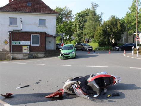 Unfall auf Veltheimer Straße Roller Fahrer bei Zusammenstoß verletzt