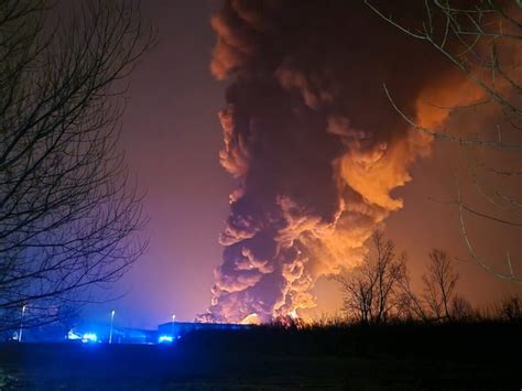 Preberi Si Foto S Po Arom Na Teznu Se Borijo Tevilni Gasilci