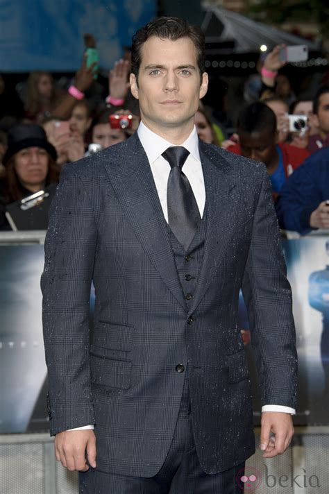 Henry Cavill Posando Para Los Fotógrafos En El Estreno Europeo De El