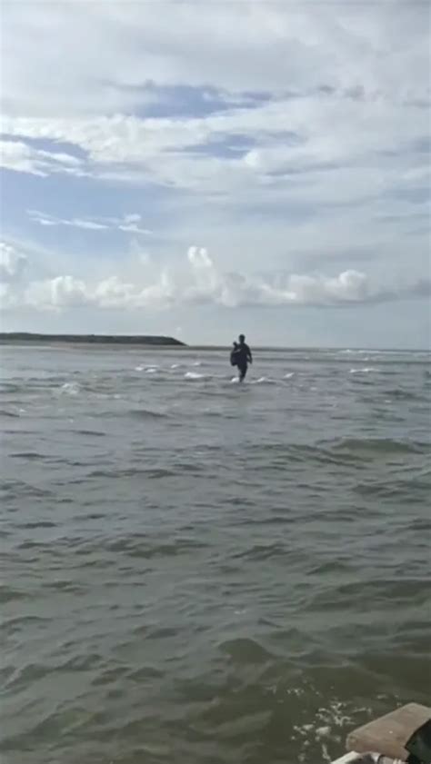 Viral Video Orang Berjalan Di Atas Laut Aceh Dijemput Naik Boat