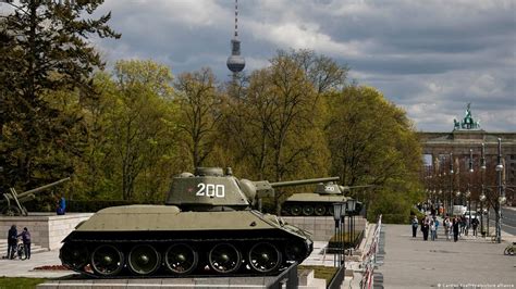 Soviet Era Tanks In Berlin Arouse Controversy Dw 09252022