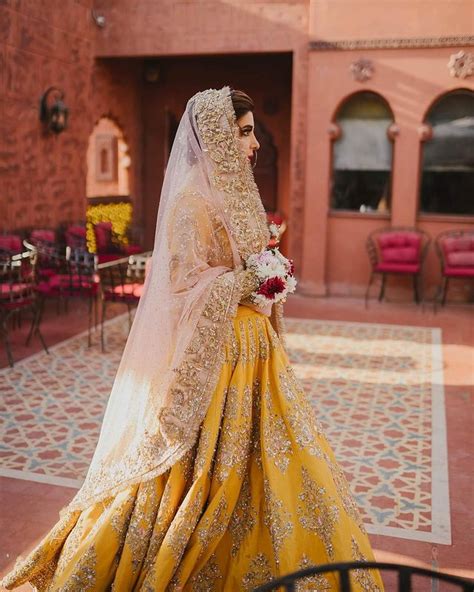 Urwa Hocane Looks Breathtaking In Gorgeous Mehndi Attire Reviewitpk