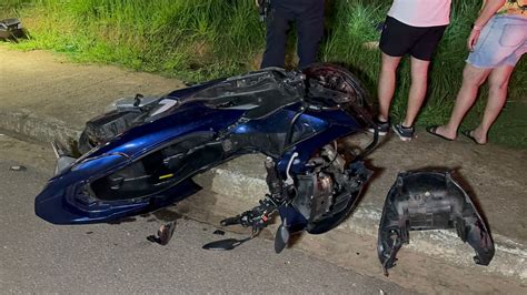 Motociclista invade preferencial e causa grave acidente de trânsito em