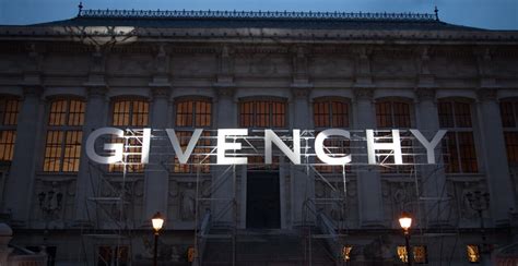 Givenchy faces backlash for noose necklace at Paris fashion show - TheGrio