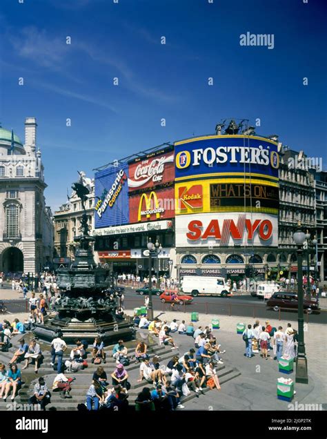 Piccadilly London 1990s Circus Hi Res Stock Photography And Images Alamy