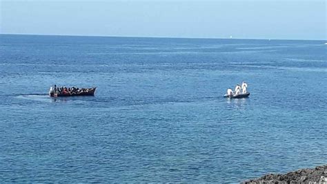 A Lampedusa Si Ribalta Un Imbarcazione Di Migranti Morta Una Donna