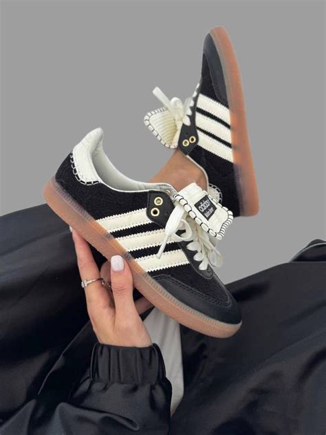 Шикарнезні жіночі кросівки adidas samba x wales bonner black pony