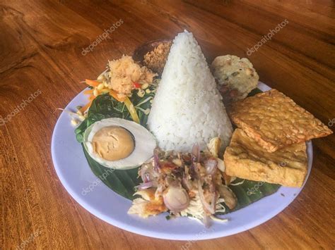 Java Comida Tradicional Nasi Tumpeng O Indonesia Nasi Campur O Arroz