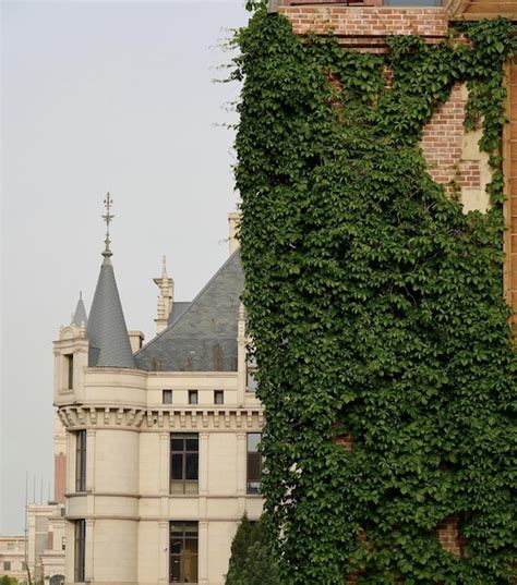 Un Edificio Con Un Reloj Encima Foto Premium