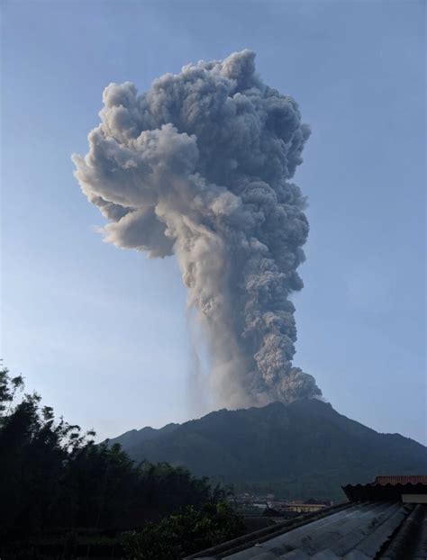 foto foto erupsi gunung merapi kolom semburan abu vulkanik lebih besar