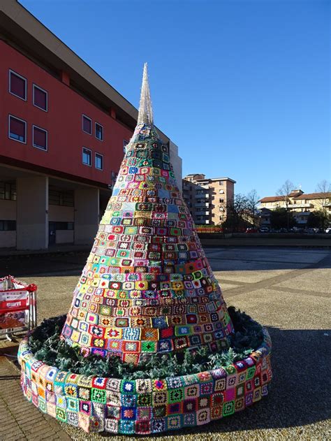 Pistoia Choinka z Placu Mandela zrobiona na szydełku Polacy we