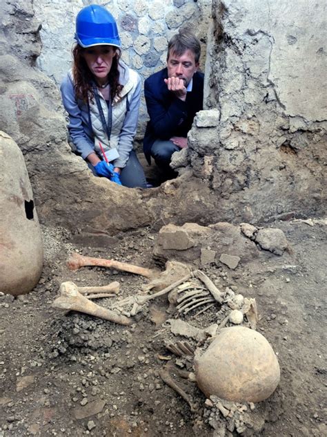 Due Scheletri Del D C Trovati Ora Sotto Un Muro A Pompei Nella