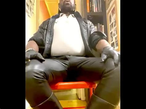 Promo Black Leather Muscle Smoke And Wank Session XVIDEOS