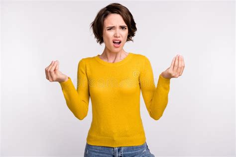 Foto De Una Jovencita De Brunette Enfadada Pregunta Al Dinero Usar