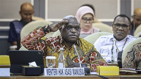 natalius pigai ingatkan  pegawai kemenham  jadi