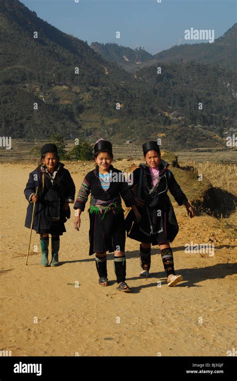 Black Hmong Hilltribe Girls Returning From Fields Ta Phinh Near