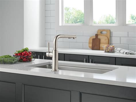 Single Handle Pull Out Kitchen Faucet In Stainless 16879 Ss Dst Delta