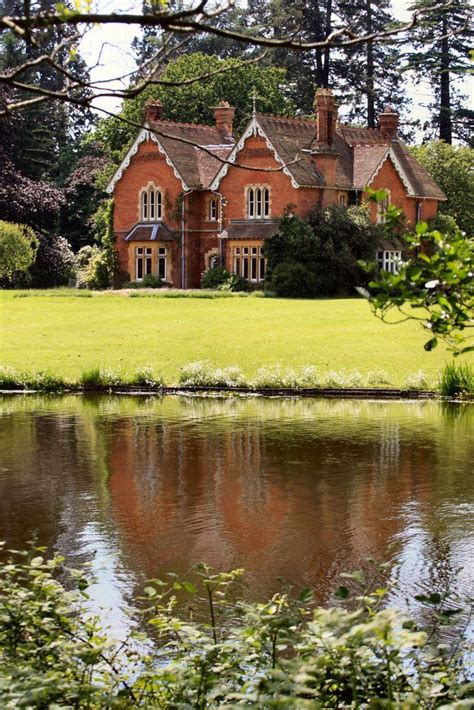 Adelaide Cottage Home Park Windsor Uk : A Wendy house fit for a Queen ...