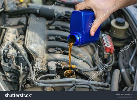 51 Photo Pouring Oil Car Engine Close Images, Stock Photos & Vectors ...