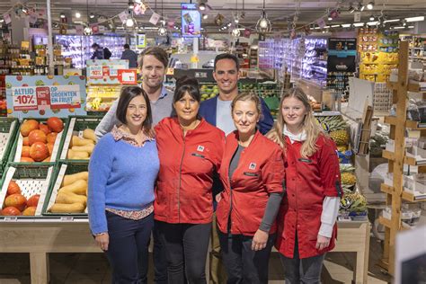 Nieuwe uitbaters van Delhaize Ledeberg verwelkomen klanten