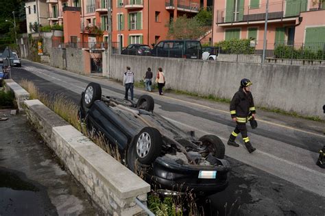 Incidente A Bellano Auto Si Ribalta Sulla Provinciale Un Ferito Grave