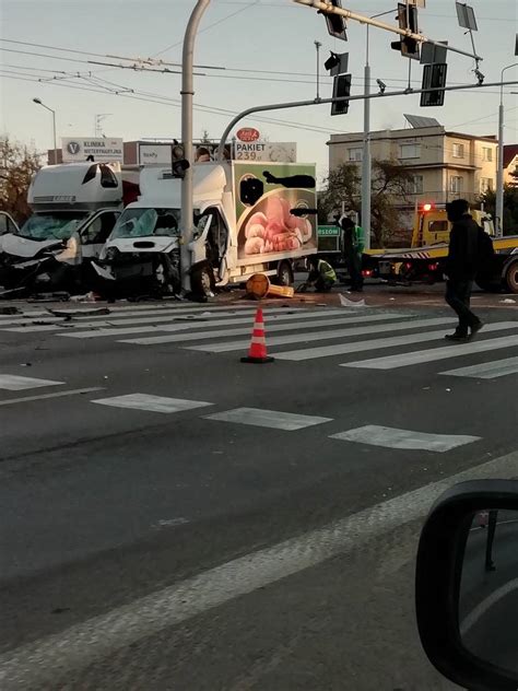 Wypadek na skrzyżowaniu al Kraśnickiej z ul Bohaterów Monte Cassino