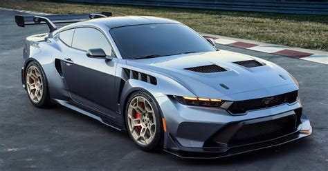 2025 Ford Mustang GTD debuts – race car for the road; 800 hp 5.2L V8 ...