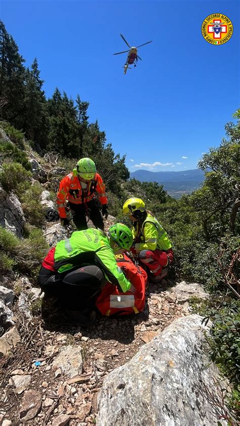 Baunei Arrampicatore Scivola E Si Infortuna Sulla Falesia Arriva L