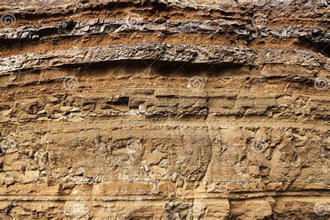 Camadas Geológicas De Terra Rocha Em Camadas Encerramento Da Rocha Sedimentar Na Islândia Foto