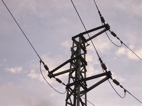 Etude des lignes aériennes moyenne tension en conducteurs nus et isolé