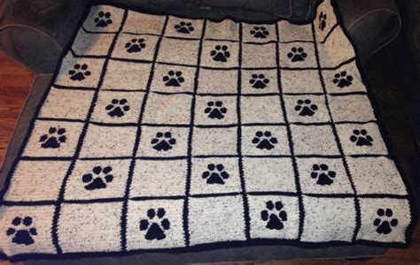 Paw print crochet blanket » Weave Crochet