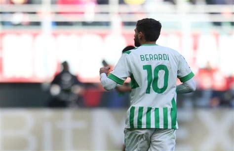 Sassuolo Grave Infortunio Per Berardi L Attaccante Lascia Il Campo In