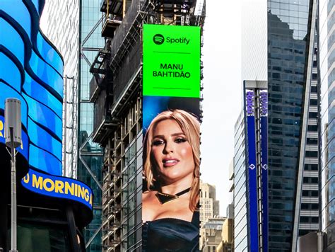 Manu Bahtidão estreia em telão na Times Square como embaixadora Equal