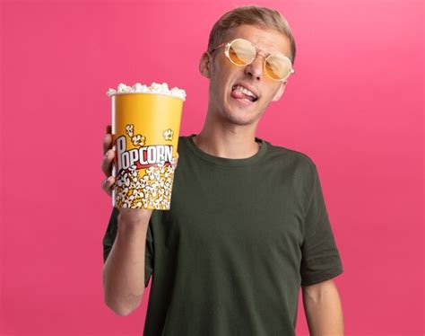 Chico Guapo Joven Alegre Con Camisa Verde Y Gafas Sosteniendo Un Cubo