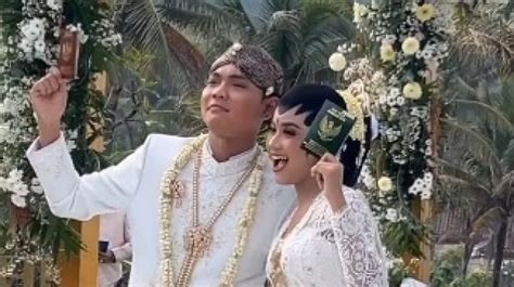 Sah Tri Suaka Dan Nabila Maharani Resmi Menikah Di Tepi Pantai