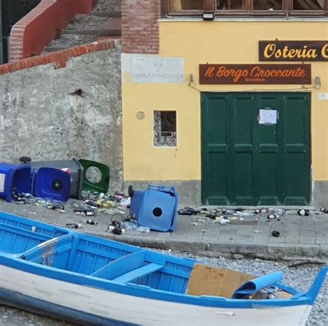 Boccadasse Raid Vandalico Nella Notte Rovesciati I Bidoni Del Vetro