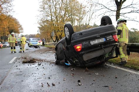 Renault Fahrerin verliert beim Überholen Kontrolle über ihr Auto