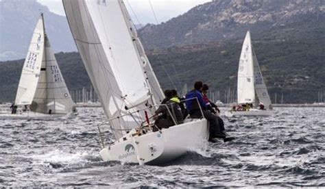 La Flotta Sarda J24 Inaugura Lo Spettacolo Della Vela Nel Golfo Di