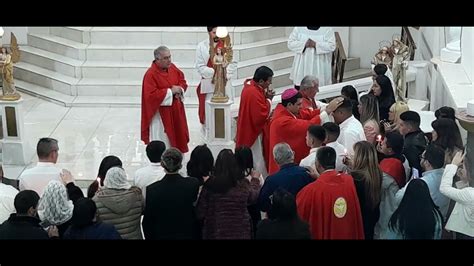 Imposición de manos del Obispo y sacerdotes en el rito de confirmación