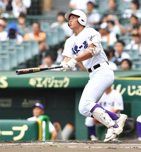 【甲子園】必殺、仕事人♪トランペット演奏に合わせて関東第一・高橋徹平が左翼へ先制ソロ 高校野球写真ニュース 日刊スポーツ