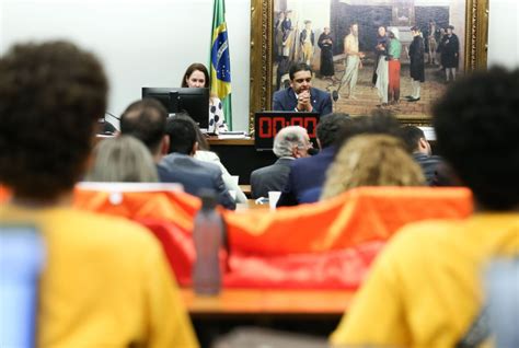 Comissão da Câmara aprova projeto que proíbe casamento homoafetivo