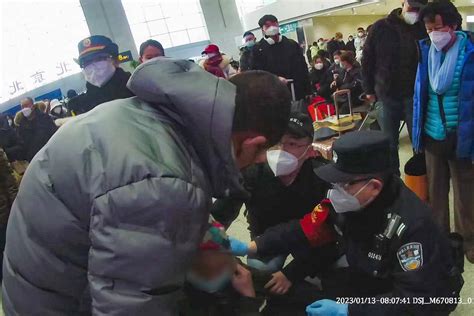 旅客突然发病，火车站民警紧急救助孟某男子北京