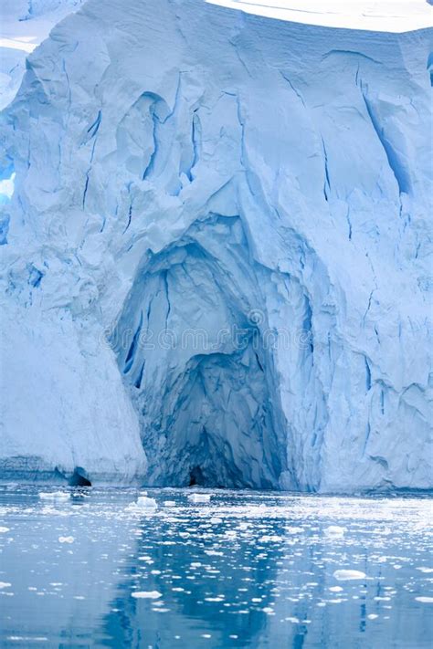 Muro De Glaciar En La Antártida Majestuosa Pared De Hielo Azul Y Blanco Con Forma De Arco Foto