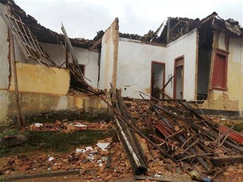 Parte de casa desaba após forte chuva em Muriaé Zona da Mata G1