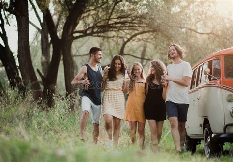 Eine Gruppe Junge Freunde Auf Einem Roadtrip Durch Landschaft Flaschen