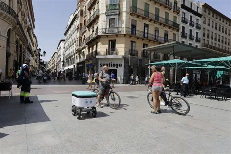 Fotos De Los Nuevos Robots De Goggo Network En Las Calles De Zaragoza